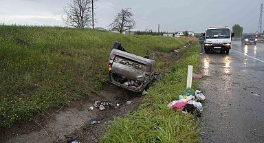 Yağmurun etkisiyle kayganlaşan yolda otomobil takla attı: 4 yaralı