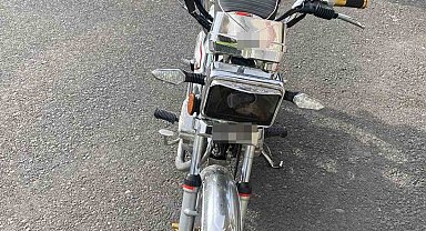 Yatarak motosiklet süren sürücünün ehliyeti iptal edildi