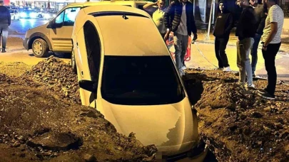 Ankara’da otomobil altyapı çalışmaları için açılan çukura düştü