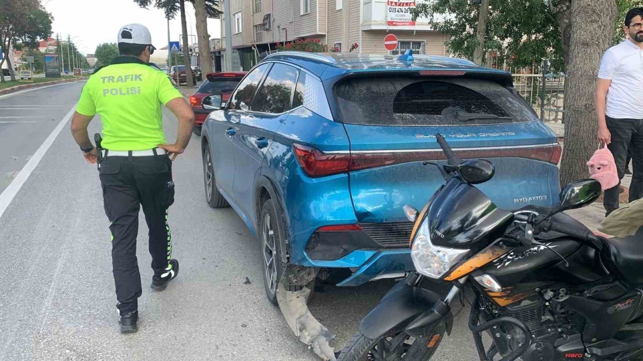 Karaman’da Motosiklet Park Halindeki Cipe Çarptı: 1 Yaralı