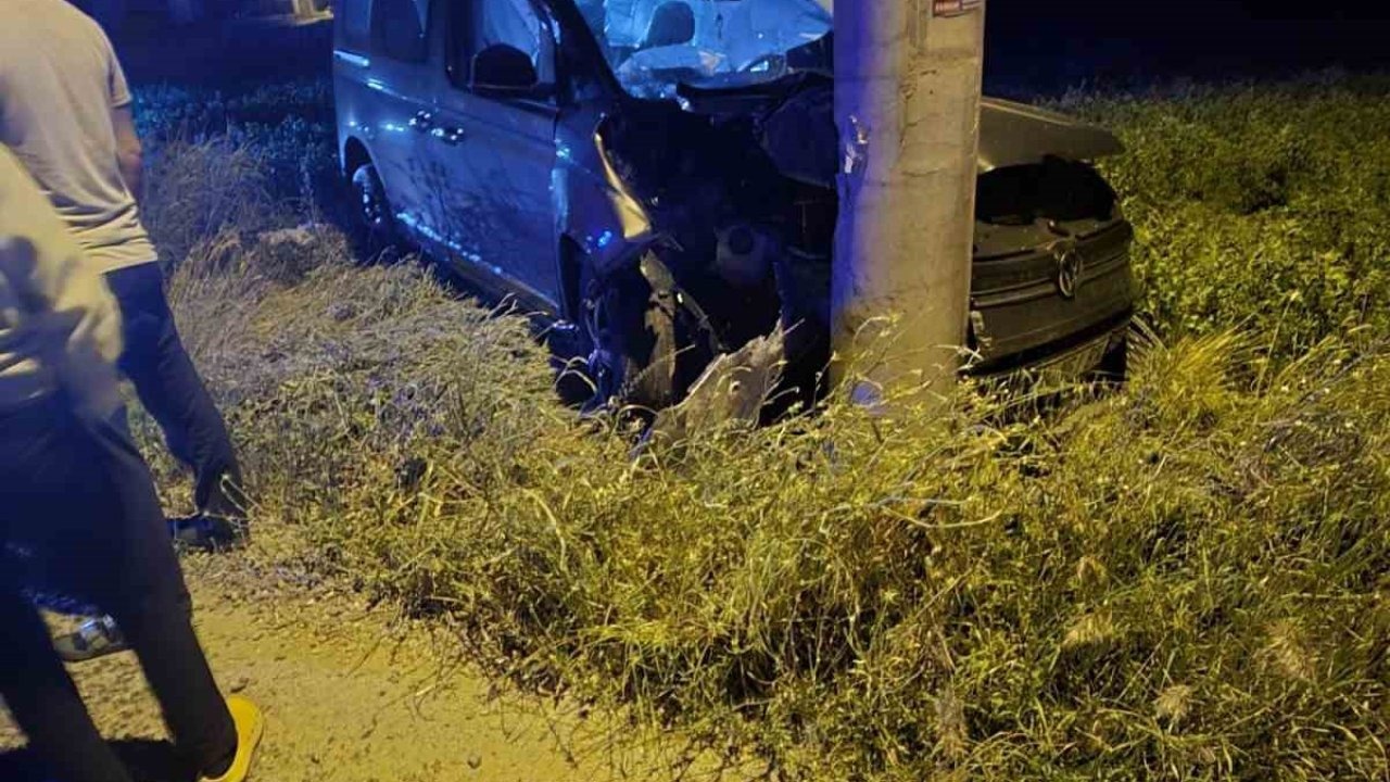 Karapınar’da otomobil beton direğe çarptı: 5 yaralı
