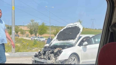 İki otomobil kafa kafaya çarpıştı: 8 yaralı