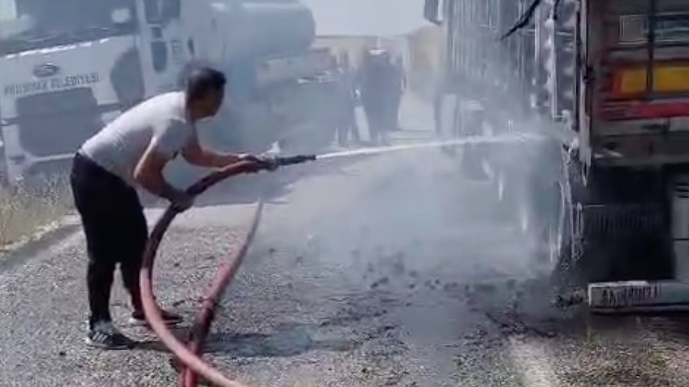 Balataları tutuşan tırın küle dönmesini