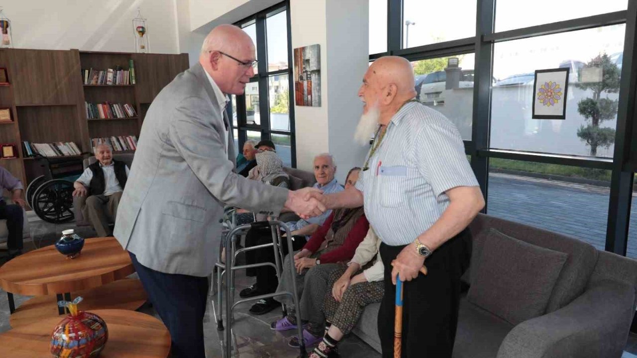 Başkan Kazım Kurt’tan ’Koca Çınarlar’a bayram ziyareti