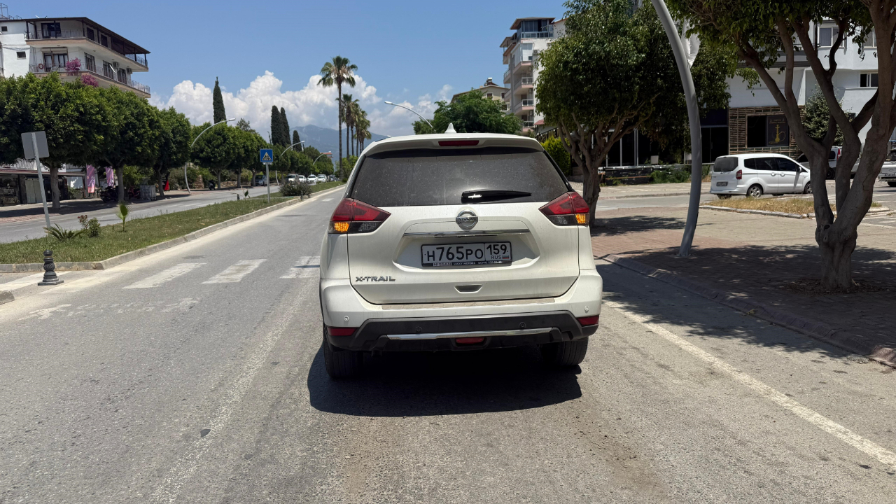 Yayaya yol veren araca çarpmamak için kaza yaptı