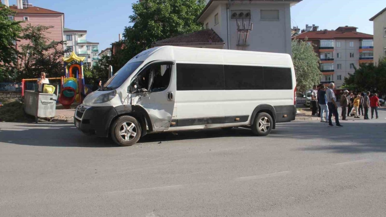 Minibüs ile çarpışan motosiklet sürücüsü hayatını kaybetti