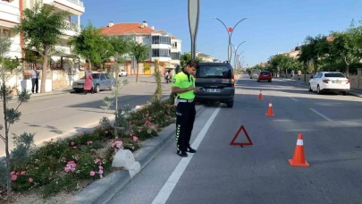 Karaman'da Kontrolden Çıkan Hafif Ticari Araç Aydınlatma Direğine Çarptı: Sürücü Yaralı