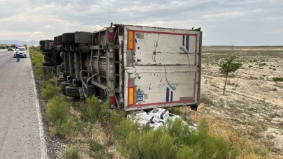 Karapınar'da Tır Şarampole Devrildi: Sürücü Yaralandı