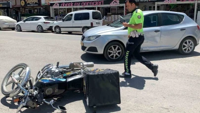 Karaman'da Motokurye Otomobille Çarpıştı, Yaralı Hastaneye Kaldırıldı