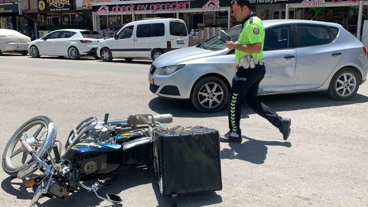 Karaman'da Motokurye Otomobille Çarpıştı, Yaralı Hastaneye Kaldırıldı