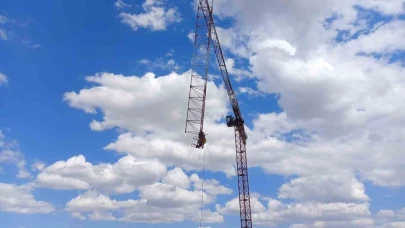 Yük zincirinden kopan çengel, inşaat işçisinin üzerine düştü