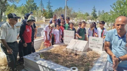 Öğretmen; Çanakkale’den getirdiği toprağı gazilerin mezarlarına bıraktı