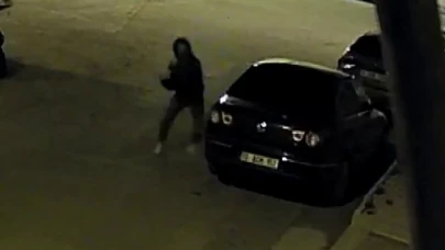 Karaman’da otomobile zarar veren kasklı saldırgan kamerada