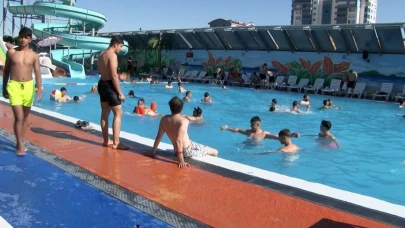 Sıcaktan bunalan Ankaralılar soluğu aquaparklarda aldı