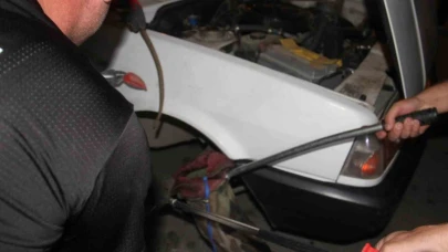 Konya’da otomobilin jantına girerek sıkışan yılanı itfaiye çıkardı