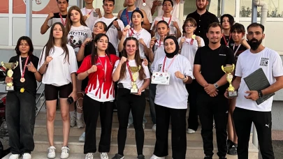 🎯 Karaman Muaythai Takımı Ereğli’de Fırtına Gibi Esti: 19 Madalya ile Döndüler