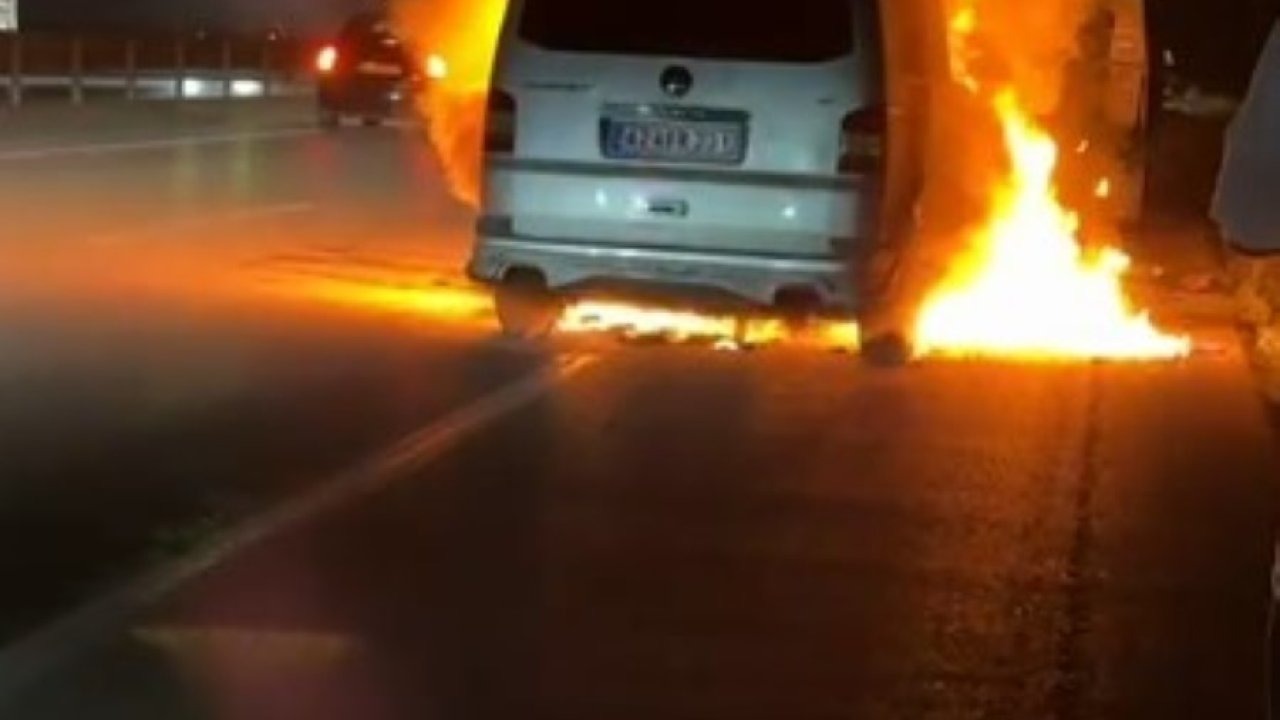 Arızalanan minibüs alevlere teslim oldu