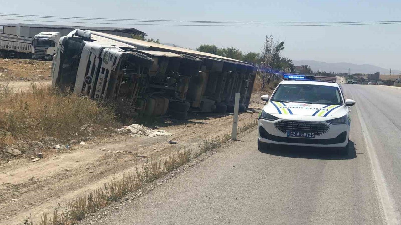 Ereğli’de kontrolden çıkan tır devrildi