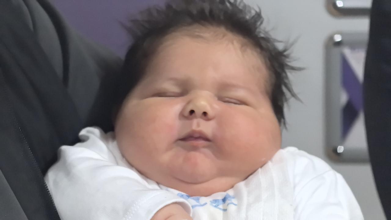 6 Kilo 150 Gramlık Dev Bebek Dünyaya Geldi