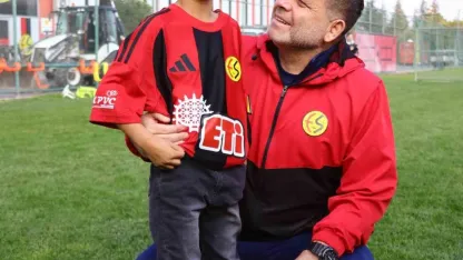 Ameliyatla görme kabiliyetini kazan Hamit, Eskişehirspor antrenmanını seyretti