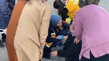Otomobilin çarptığı yaşlı kadın yaralandı