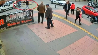 Sokak ortasında husumetlisine defalarca ateş etti