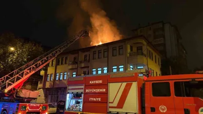 Eşi eve almayınca sinirlenip binanın çatısını yaktı: 1 gözaltı