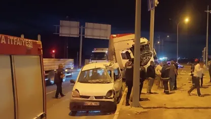 Tır ile hafif ticari araç çarpıştı: 2 yaralı