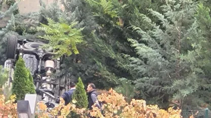 Otomobil istinat duvarından aşağı uçtu: 1 yaralı