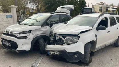 Karaman'da Kavşak Kazası: İki Cip Birbirine Girdi, Ortalık Savaş Alanına Döndü!