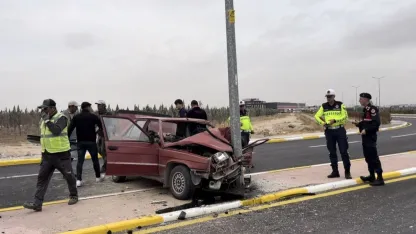 Aksaray'da Feci Kaza: Demir Yığınına Dönen Otomobildeki Yaşlı Çift Yaşam Savaşı Veriyor!