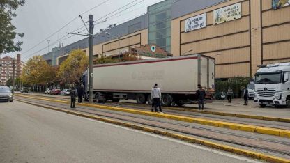 Tır tramvay yoluna girdi, seferler aksadı