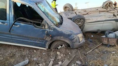 Otomobil ile hafif ticari araç çarpıştı: 1 ölü, 1 yaralı