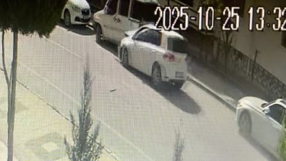 Otomobil park halindeki araçlara çarptı