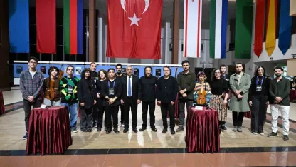 Rektör Adıgüzel, Çalgı Yapımı ve Onarımı Bölümü öğrencilerinin sergisini gezdi