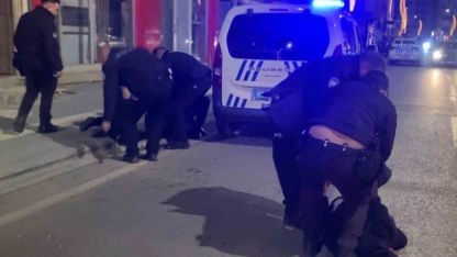 Dükkan basıp polise direnen şahıslar gazetecilere saldırdı: o anlar kamerada