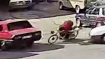 Motosiklet park halindeki otomobile çarptı, 15 yaşındaki sürücü ağır yaralandı
