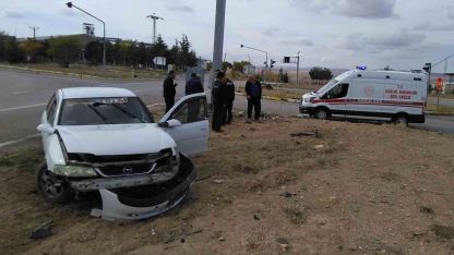 Kafa kafaya çarpışan otomobiller hurdaya döndü: 4 yaralı