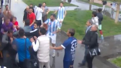 Yenildikleri takımın futbolcuları tarafından darbedildiler