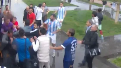 Yenildikleri takımın futbolcuları tarafından darbedildiler