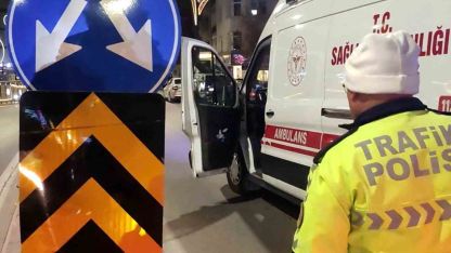 Trafik levhasına çarpan motosikletteki baba ve oğlu yaralı