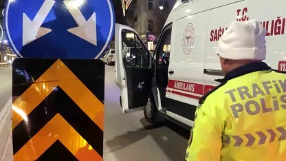 Trafik levhasına çarpan motosikletteki baba ve oğlu yaralı