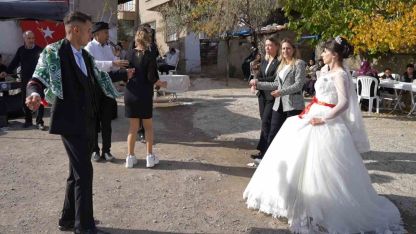 Hacca gidemeyen yaşlı çift birikimleriyle gençlerin düğün hayalini gerçeğe dönüştürdü
