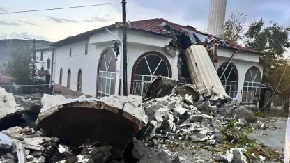 Fırtına minareyi yıktı: Cemaat ölümden döndü