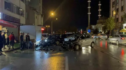 Üç araca vurup yoluna devam etti, karşı şeritte otomobille kafa kafaya çarpıştı: 1 yaralı