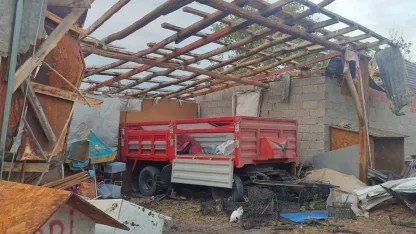 Beypazarı’nda fırtına çatıları uçurdu