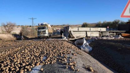 Patates yüklü tır devrildi: Yol trafiğe kapandı