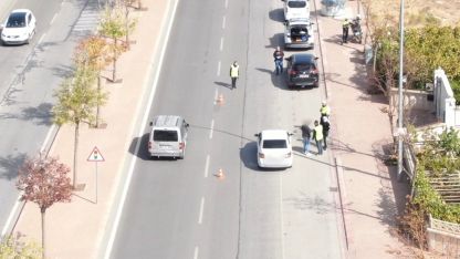 Polisi görünce sürücü değiştirdiler, drondan kaçamadılar