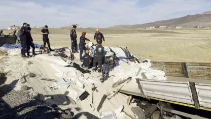 Tır şarampole düştü, sürücü kum altında kalan kabin içerisinde can verdi