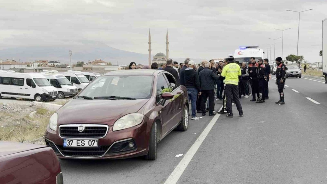 Aksaray’da polis cenazesi sırasında konvoya saldırı: 4 yaralı